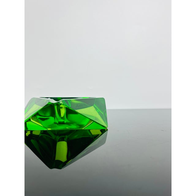 Vintage Art Deco Green Uranium Glass Faceted Ashtray by Moser, Czechoslovakia, 1930 For Sale - Image 3 of 7