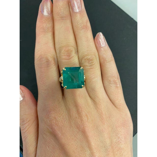 Metal Fancy Vivid Green Emerald Shape Square Step Cut Emerald Diamond Cocktail Statement, Size 7 For Sale - Image 7 of 10