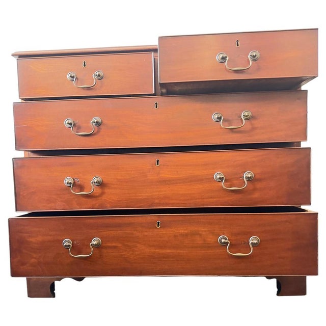 British George III Chest of Drawers For Sale - Image 3 of 12
