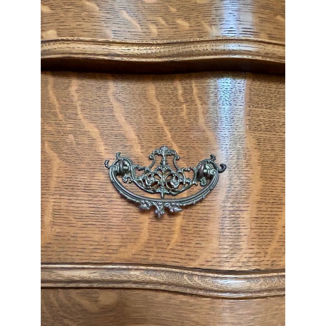 Antique 1900’s Atlas Furniture Co. Tiger Oak Serpentine Dresser With Tilting Beveled Mirror and Bail Pull Handles For Sale - Image 15 of 17