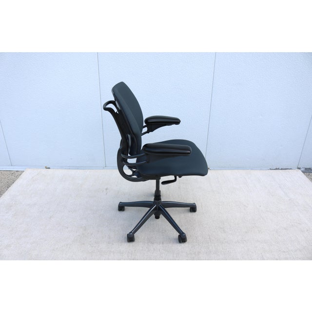 Humanscale Freedom Ergonomic Task Desk Chair in Graphite Leather, Slightly Used For Sale - Image 11 of 18