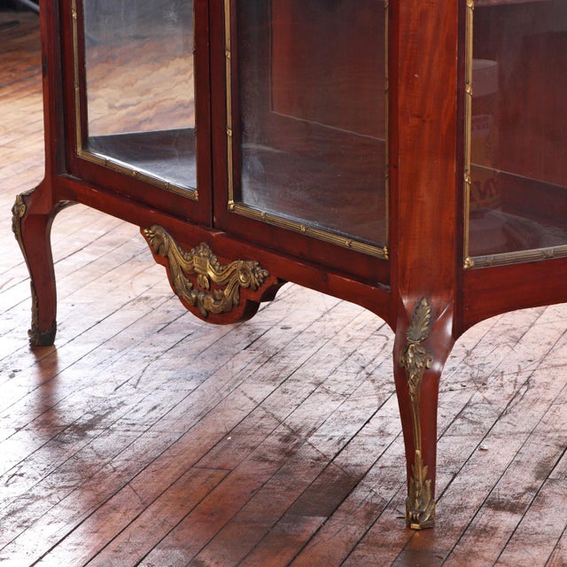A French Louis XV Revival (Belle Époque) Mahogany Marble Top Vitrine, C. 1910. For Sale In Philadelphia - Image 6 of 6