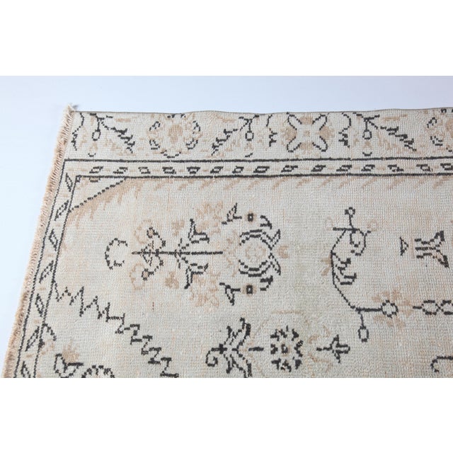 Mid 20th Century Vintage Turkish Oushak Rug in Soft Ivory & Sand – Timeless Anatolian Elegance - 5' 7'' X 8' 2'' For Sale - Image 5 of 11