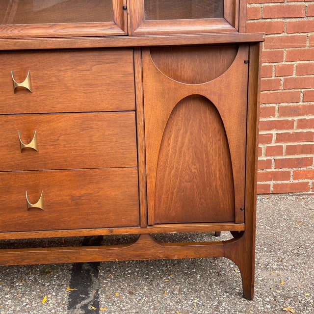 Broyhill Brasilia Broyhill Brasilia Two-Piece Walnut Mid Century Modern Hutch China Cabinet For Sale - Image 4 of 11