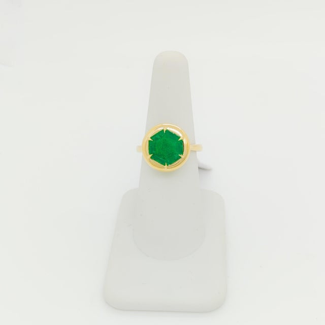 Hexagon Shape Emerald Ring in 18K Yellow Gold, size 6.25 For Sale - Image 4 of 7