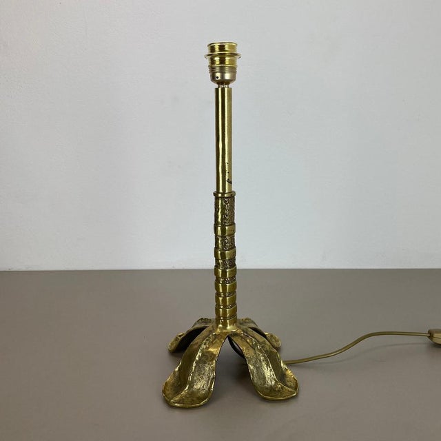 Hollywood Regency Brutalist Floral Brass Table Light, Italy, 1970s For Sale - Image 11 of 18