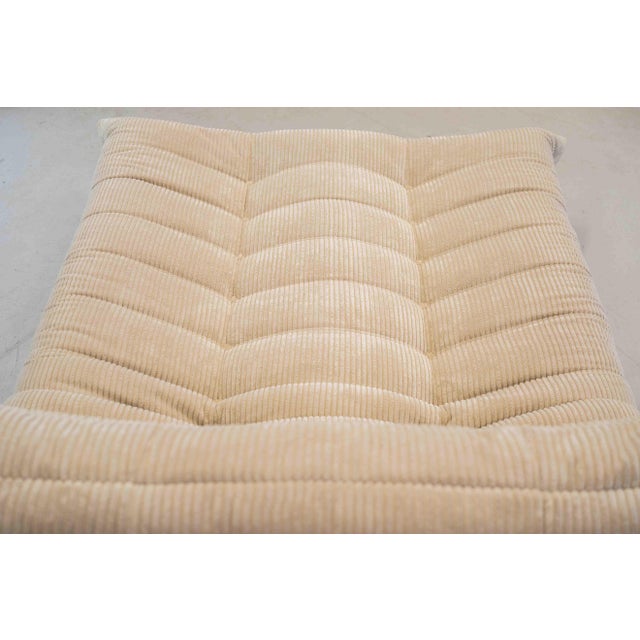 Togo Chaise Lounge in White Curduroy Fabric attributed to Michel Ducaroy for Ligne Roset, 1974 For Sale - Image 14 of 17
