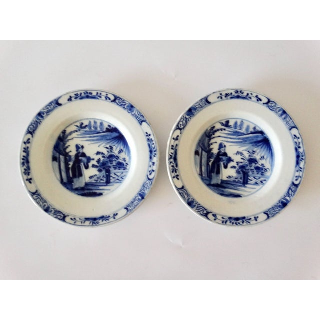 Chinoiserie 18th-Century Delft Chinoiserie Plates With Figures & Scroll, a Pair For Sale - Image 3 of 8