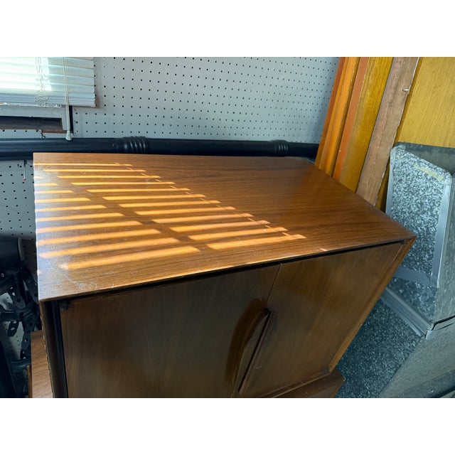 Vintage John Cameron Mid-Century Modern Highboy Dresser / Gentleman’s Chest For Sale In New York - Image 6 of 9