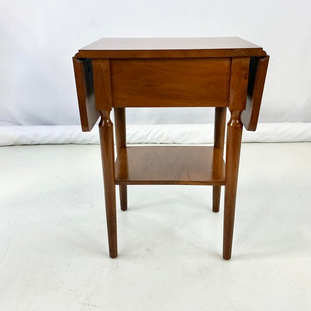 1970s Vintage Americana Federal Traditional Teak Drop Leaf Side Table For Sale - Image 10 of 17