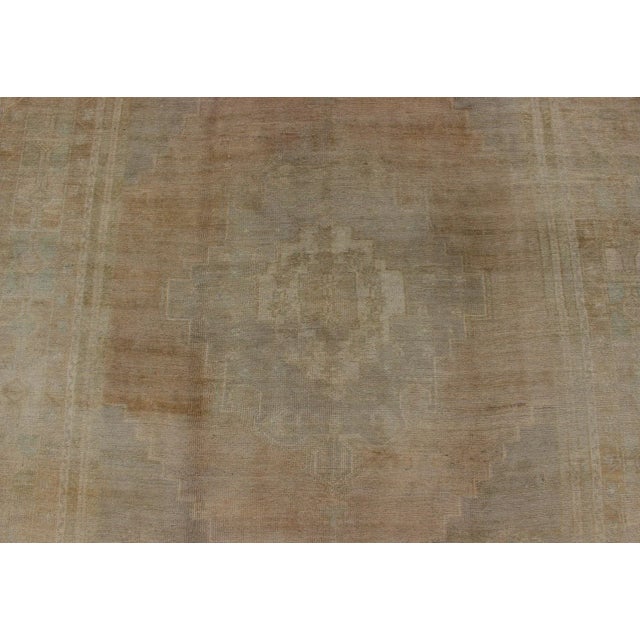 Tan Mid 20th Century Faded Vintage Turkish Oushak Rug With Medallion Design in Taupe Tan Gray For Sale - Image 8 of 13
