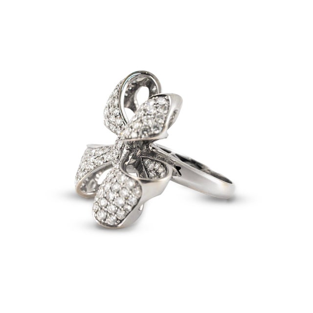 Ladies 18k White Gold 5.00ctw Pave Diamond Bow Statement Cocktail Ring, Size 8 For Sale - Image 4 of 7