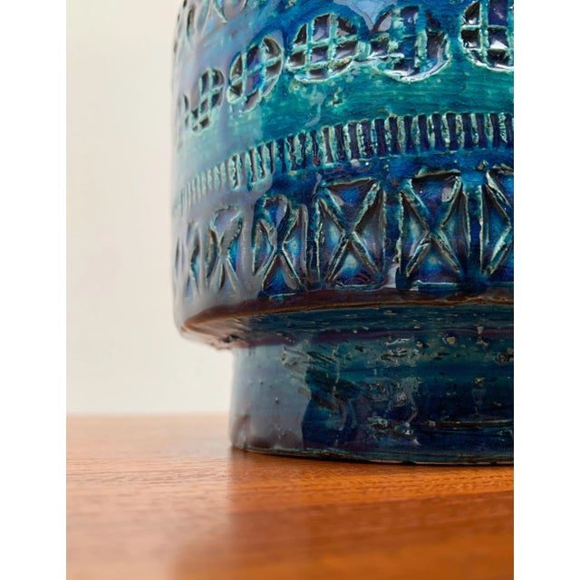 Mid-Century Italian Rimini Blu Pottery Vase by Aldo Londi for Bitossi, 1960s For Sale - Image 10 of 12