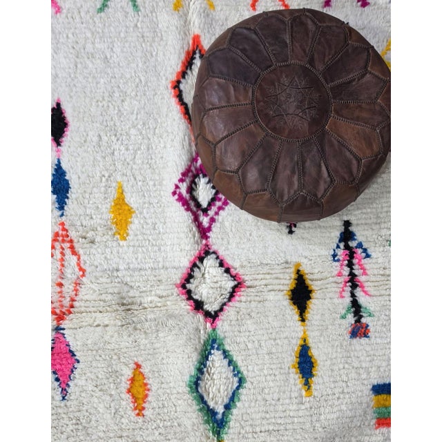 Ivory Moroccan Azilal Wool Rug - 7.9 X 4.9 Ft For Sale - Image 8 of 8