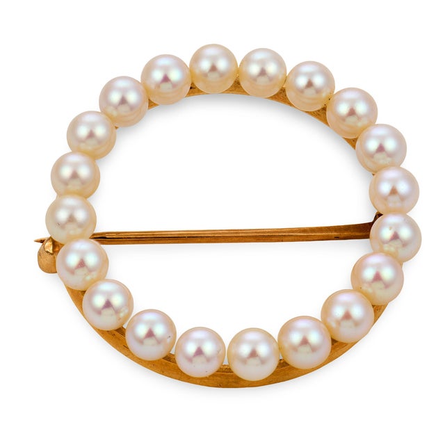 Contemporary 1980s Tiffany & Co. Pearl 14k Yellow Gold Circle Brooch For Sale - Image 3 of 6