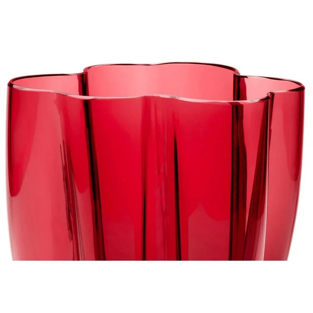 Petal is a rounded vase that, thanks to some fine metal wires, when blown creates lobed shapes that resemble petals....