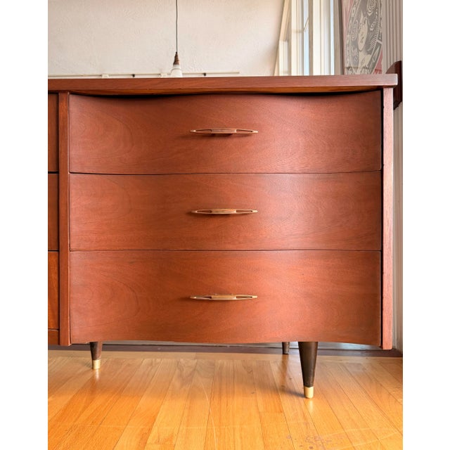 Mid 20th Century Walnut Bassett Dresser / Credenza – Fully Restored For Sale - Image 5 of 8