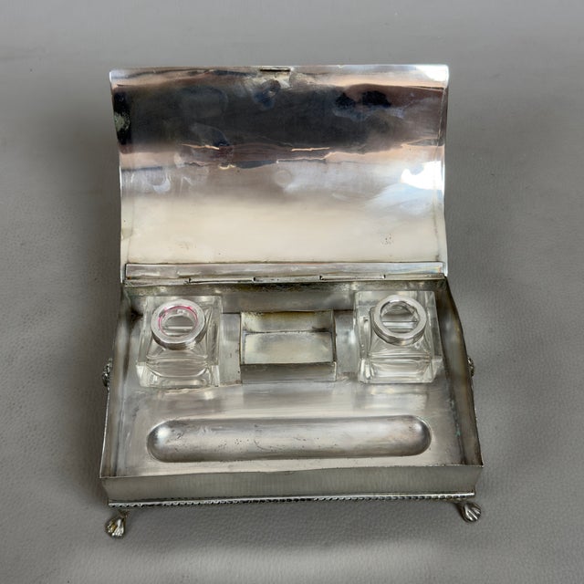 A true collector's piece of exceptional charm and rarity, a masterpiece of silverware ideal for enhancing a prestigious...