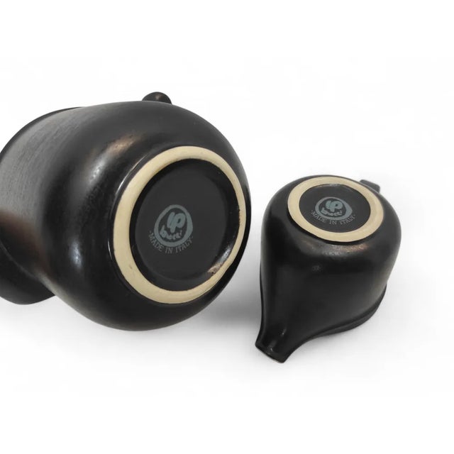 Black Ceramic Teapot and Milk Jug by F. Bucci for Laboratorio Pesaro, 1970s, Set of 2 For Sale - Image 6 of 7