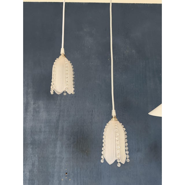 This white suspension with grey-green veins has a look similar to marble or alabaster. This beautiful art deco glass model...