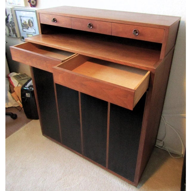1950s 1950s Mid-Century Modern Paul McCobb Attributed Shirt Dresser in Walnut and Black Laminate For Sale - Image 5 of 10