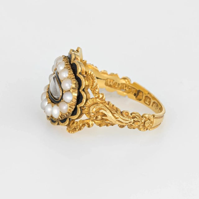 Antique Georgian Era Ring circa 1825 18 Karat Yellow Gold Memorial Hair Jewellery size 7 For Sale - Image 4 of 7