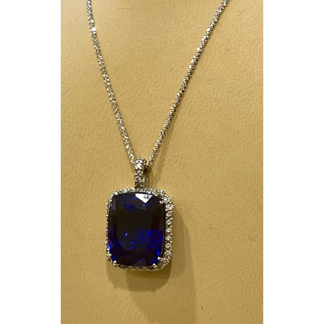Gemstone 37.5 Carat Tanzanite Necklace & Diamond Pendant with Chain 14 Karat White Gold For Sale - Image 7 of 18