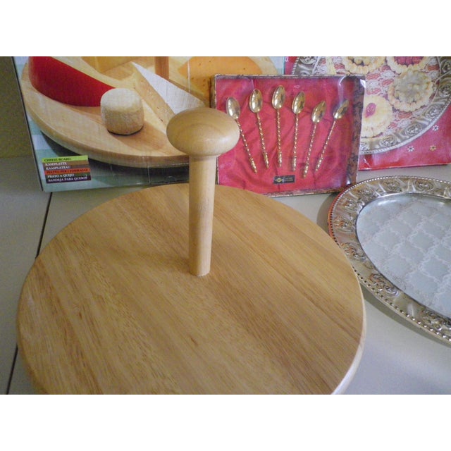 Vintage set comprising: - Rotating cheese board in solid rubberwood with removable central handle. Simple and timeless...