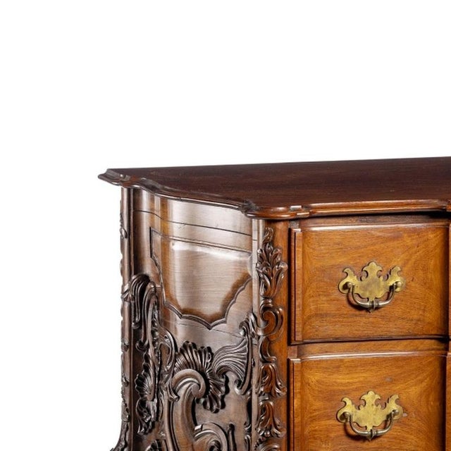 Furniture - King John V Chest of Drawers; in fine wood. Portuguese; 20th century in fine wood; wavy body with two drawers...