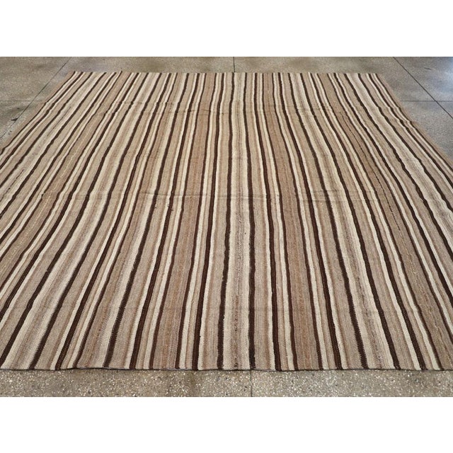 Galerie Shabab Collection Mid-20th Century Turkish Flatweave Kilim Carpet For Sale - Image 4 of 8