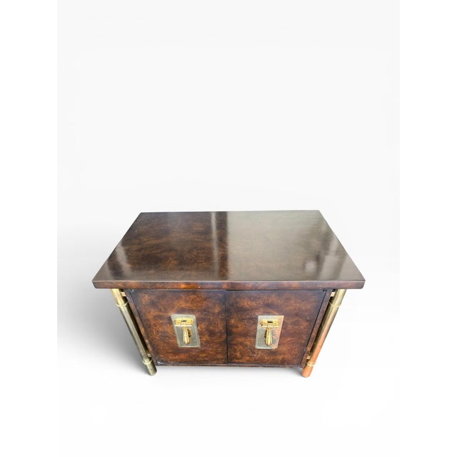 Brass 1970s Attributed to Mastercraft Hollywood Regency Burl Wood & Satin Brass Side Cabinets / Nightstands – A Pair For Sale - Image 8 of 15