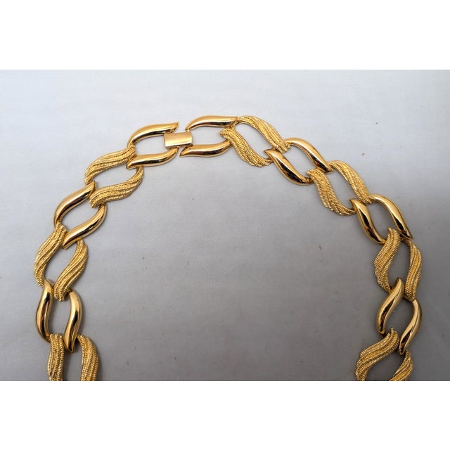 Vintage 1992 Signed Napier Goldtone Smooth & Textured Link Collar Necklace For Sale In Philadelphia - Image 6 of 10