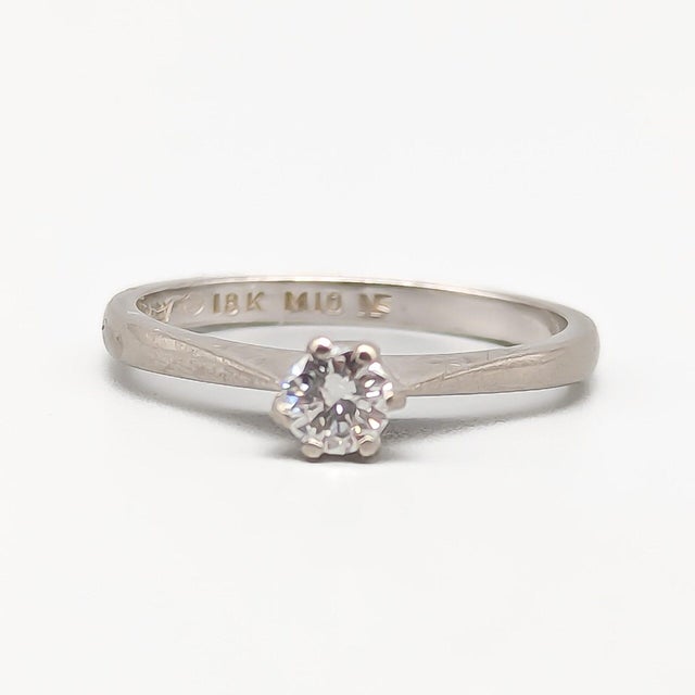 18 Karat Gold Solitaire Ring with Diamond For Sale - Image 4 of 5