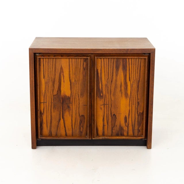 Mid 20th Century Dillingham Mid Century Pecky Cypress Nightstands - Pair For Sale - Image 5 of 13