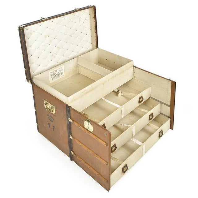 This travel trunk in wood and coated canvas, stamped goyard, is an exceptional testimony to the refinement and french...
