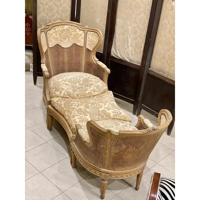A piece of great value and versatility. Set consisting of two comfortable armchairs, one slightly larger than the other,...