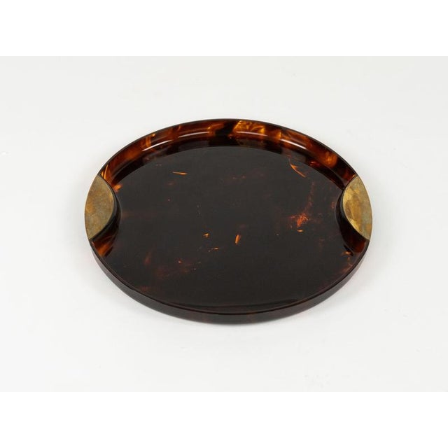 Mid-Century Modern Mid-Century Round Serving Tray in Acrylic Glass Faux Tortoiseshell and Brass, Italy, 1970s For Sale - Image 3 of 16