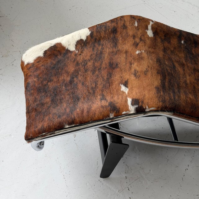 Mid-Century Modern 1970s Lc4 Cowhide Chaise by Le Corbusier, Pierre Jeanneret, and Charlotte Perriand for Cassina For Sale - Image 3 of 12