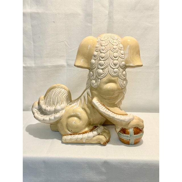 1980s Monumental Circa 1980s Cream & White Ceramic Foo Dog Statue (18" Wide) - Mottahedeh Style For Sale - Image 5 of 11
