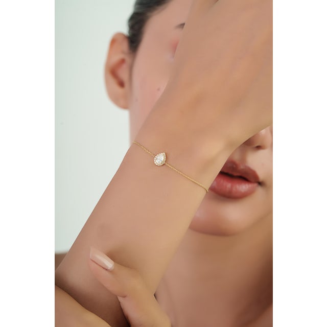 Minimalist Pear Cut Diamond Halo Solitaire Chain Bracelet in 14k Yellow Gold For Sale - Image 10 of 15