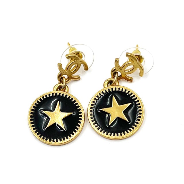 Contemporary Chanel Vintage Gold Plated CC Star Round Black Coin Dangle Piercing Earrings, Pair For Sale - Image 3 of 4