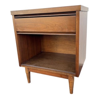 1970s Mid Century Modern Walnut Single-Drawer Nightstand Attributed to Broyhill For Sale