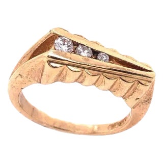 14 Karat Yellow Gold Contemporary Ring With Round Diamonds 0.20 TDW, Size 6.25 For Sale