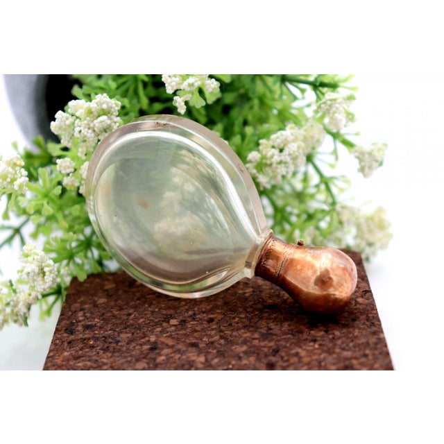Perfume Bottle in Glass and 15 Karat Gold For Sale - Image 4 of 7