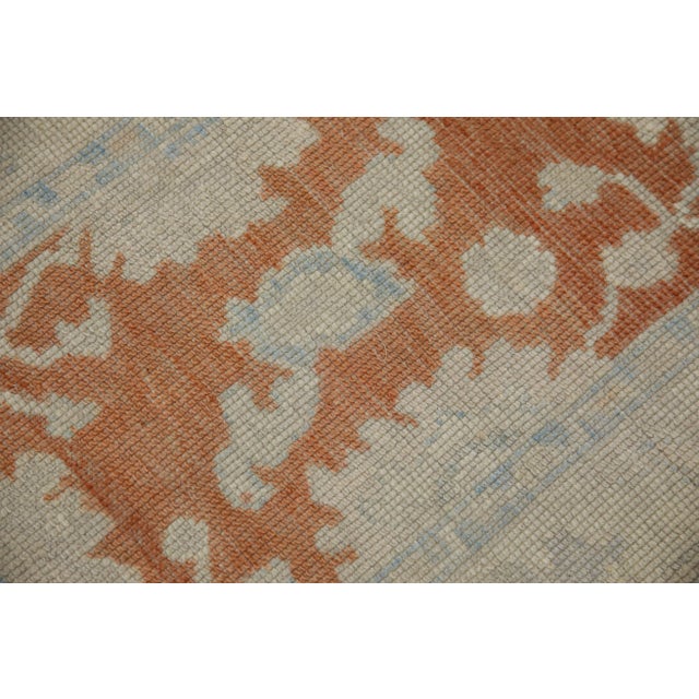 This modern Turkish Oushak rug is a stunning piece of art that has been handwoven using traditional techniques by skilled...