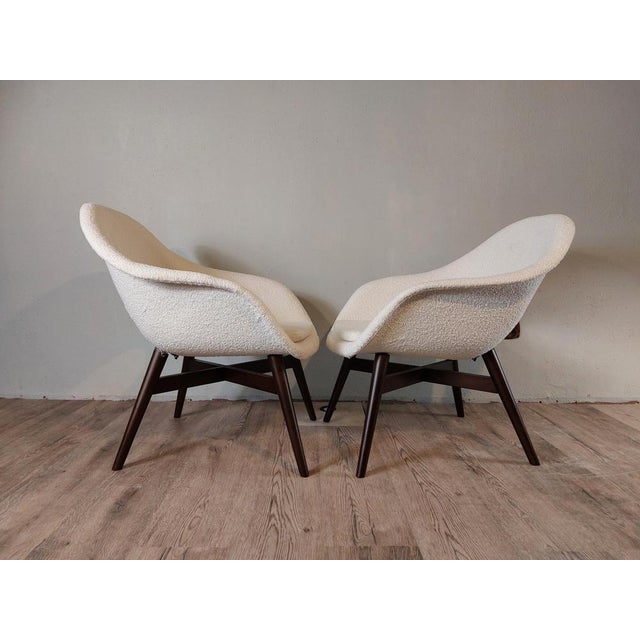 Mid-Century Modern Vintage Shell Armchairs in White Curly Fabric by Miroslav Navratil for Cesky Nabytek, Czech, 1960s, Set of 2 For Sale - Image 3 of 13