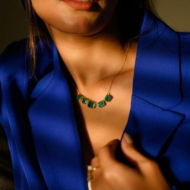 Art Deco 18k Yellow Gold Bezel Set Emerald Gemstone Chain Necklace For Sale - Image 3 of 12