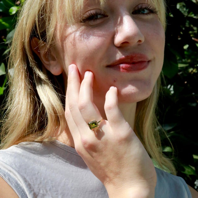 Kai Bella 2.80ctw Emerald-Cut Peridot East-West Ring, Size 6 in 14k Gold (All Sizes Available) For Sale - Image 10 of 12