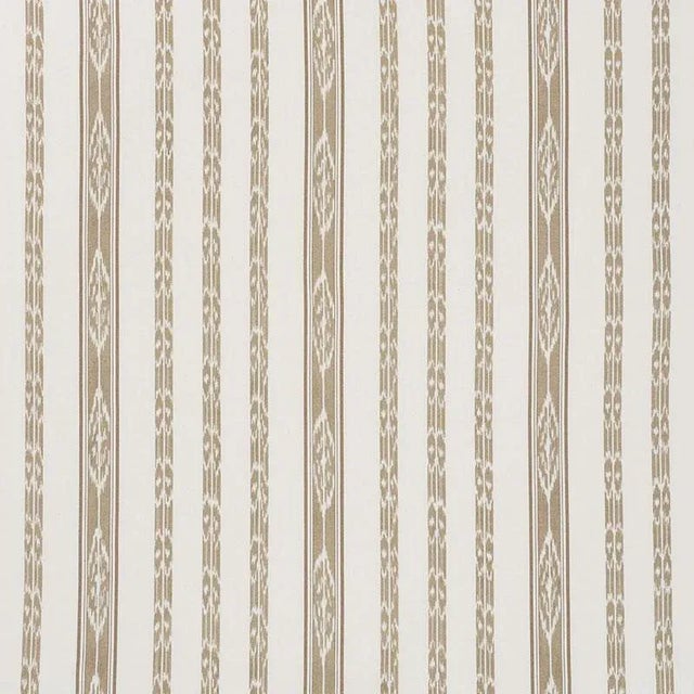 Rendered in 100% cotton, this simple Ikat can be the star or the supporting actor. You'll find yourself turning to it...