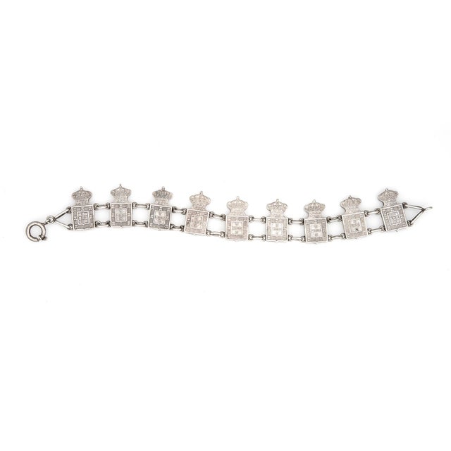 Chic vintage Portuguese bracelet crafted in 833 silver (circa 1940s to 1950s). The bracelet highlights repeating links...
